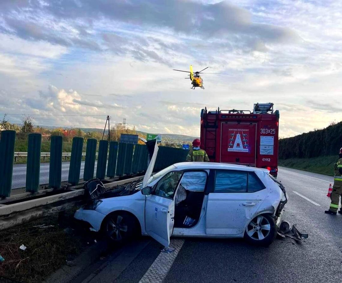 Samochód uderzył w bariery energochłonne na A4. Są ranni