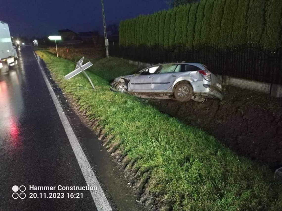 Na zdjęciu samochód osobowy, który wylądował w rowie na terenie powiatu proszowickiego