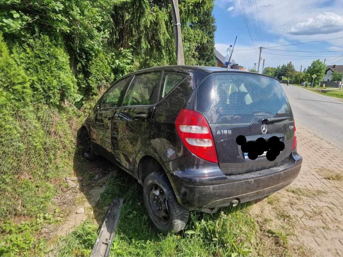 Na zdjęciu samochód osobowy który wypadł z drogi na terenie Niepołomic