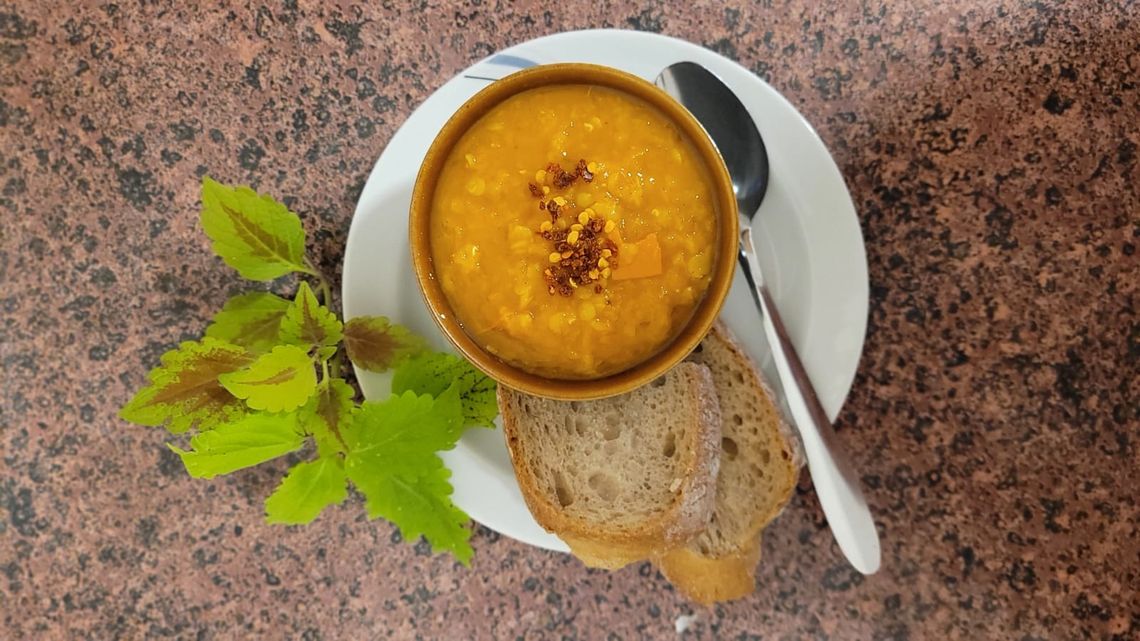 Seniorzy odkrywają smaki: zupa dyniowo-soczewicowa