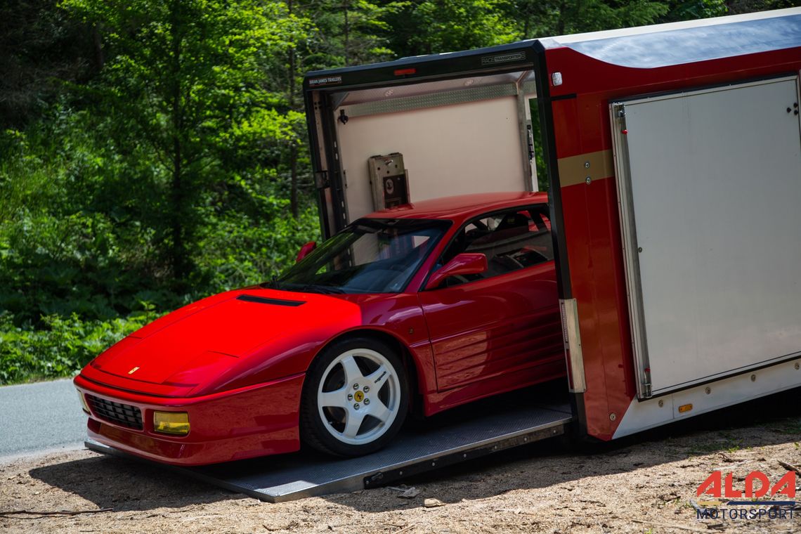 Na zdjęciu samochód osobowy marki Ferrari