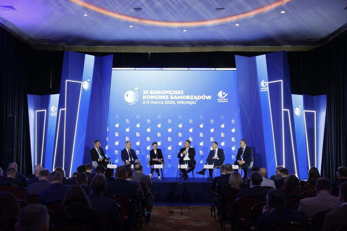 Sesja plenarna podczas XI Kongresu Samorządowego w Mikołajkach „Samorząd w czasach niepewności. Lokalne odpowiedzi na globalne wyzwania”