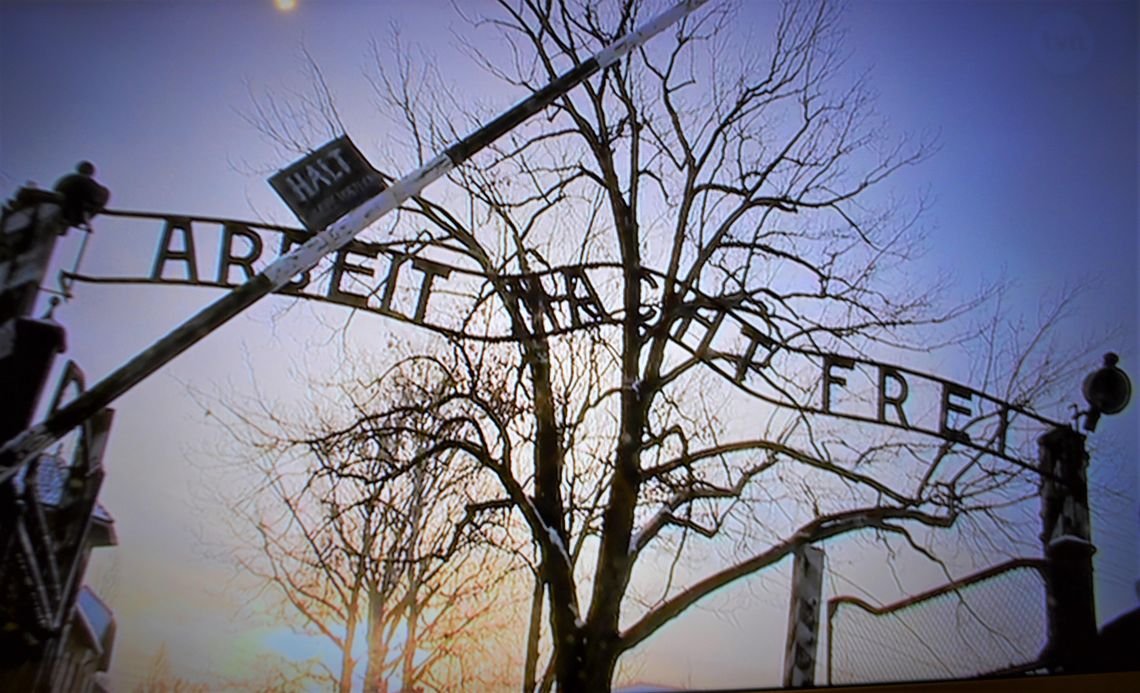 Skandal w Auschwitz. Obywatel Kolumbii usłyszał zarzut za hitlerowski gest