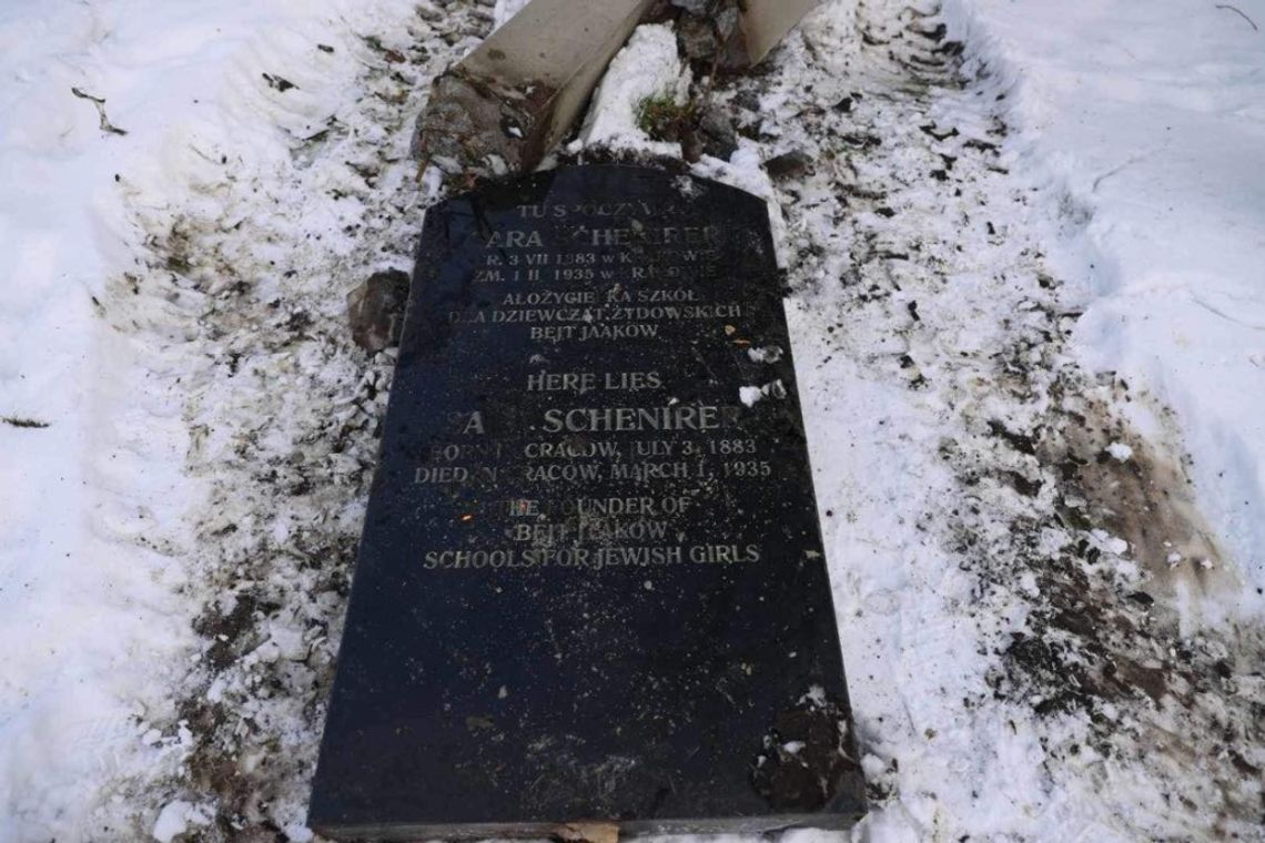 Na zdjęciu zdewastowany pomnik Żydówki Sary Szenirer w muzeum KL Plaszow