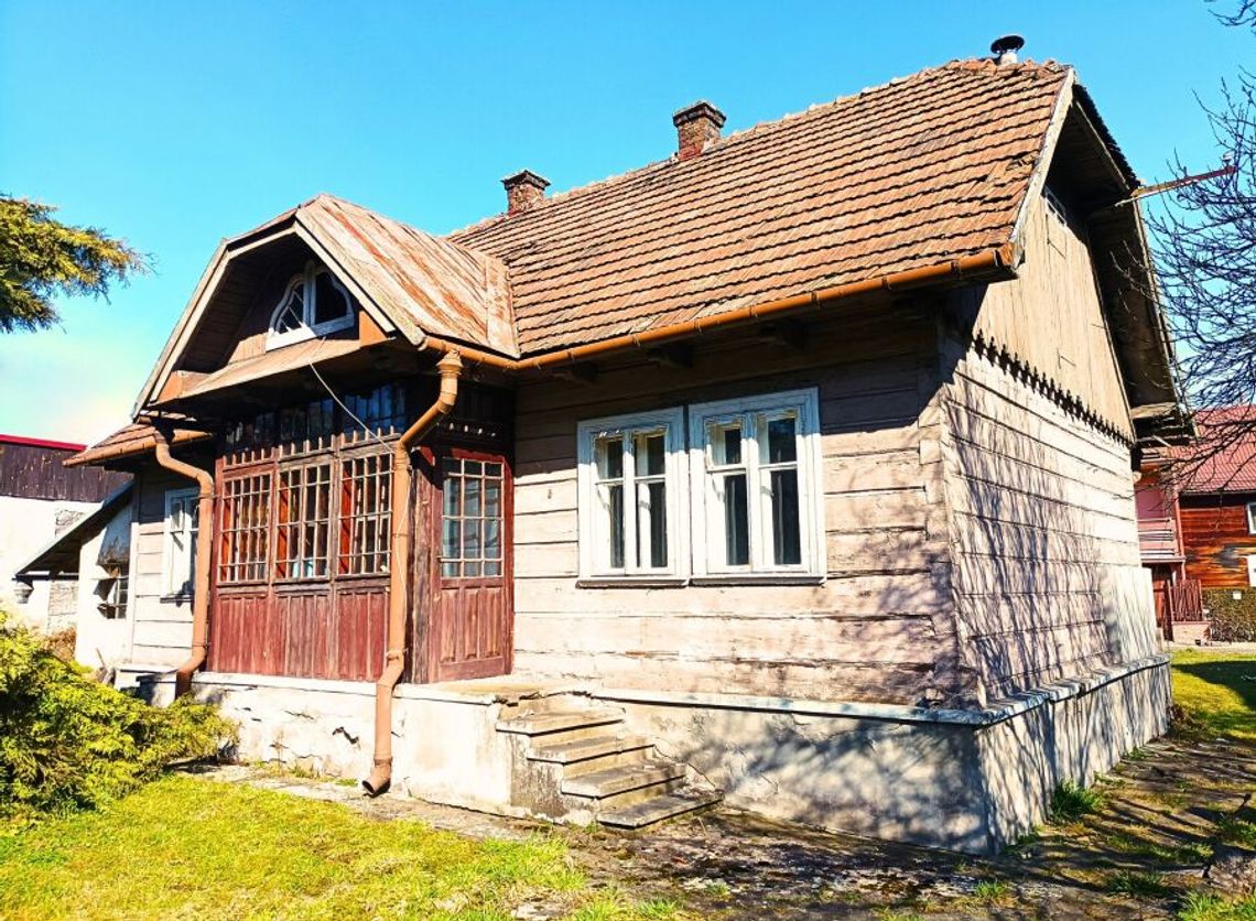 Na zdjęciu dwukondygnacyjny budynek z Woli Justowskiej, drewniana chałupa z lat 30. XX wieku