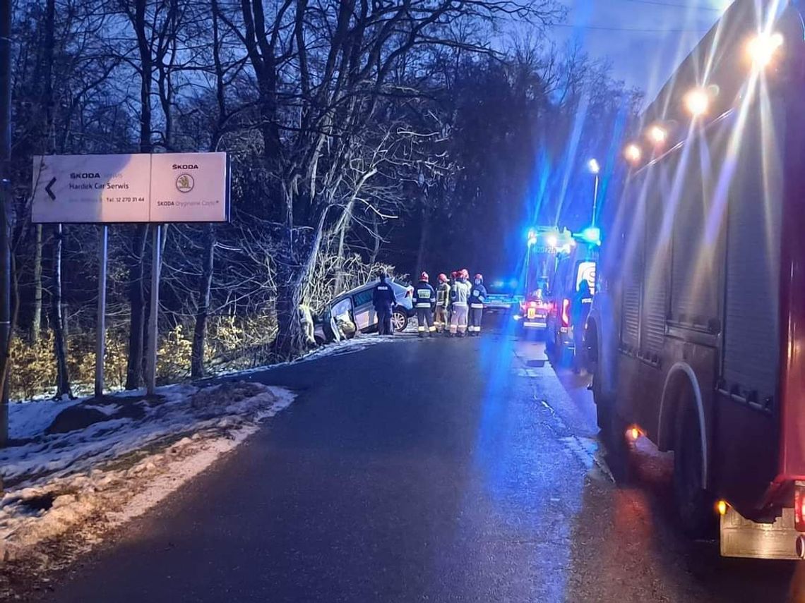 Skawina. Samochodem w drzewo. Jedna osoba poszkodowana (ZDJĘCIA)