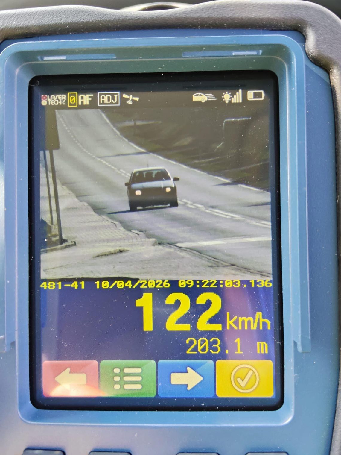 Skrajna nieodpowiedzialność w Kosmolowie. 19-latek pędził 122 km/h w rejonie przejścia Na sygnale, pirat drogowy, przekroczenie prędkości, prędkość
