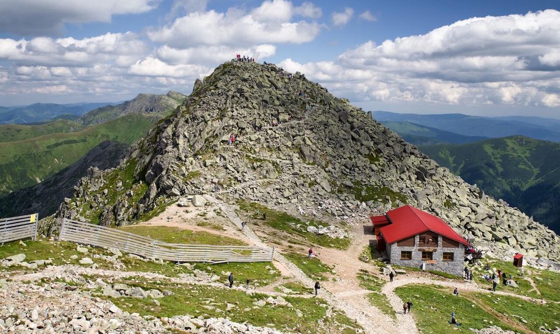 Słowackie Tatry na wakacje – dlaczego warto wybrać nocleg w hotelu w górach?