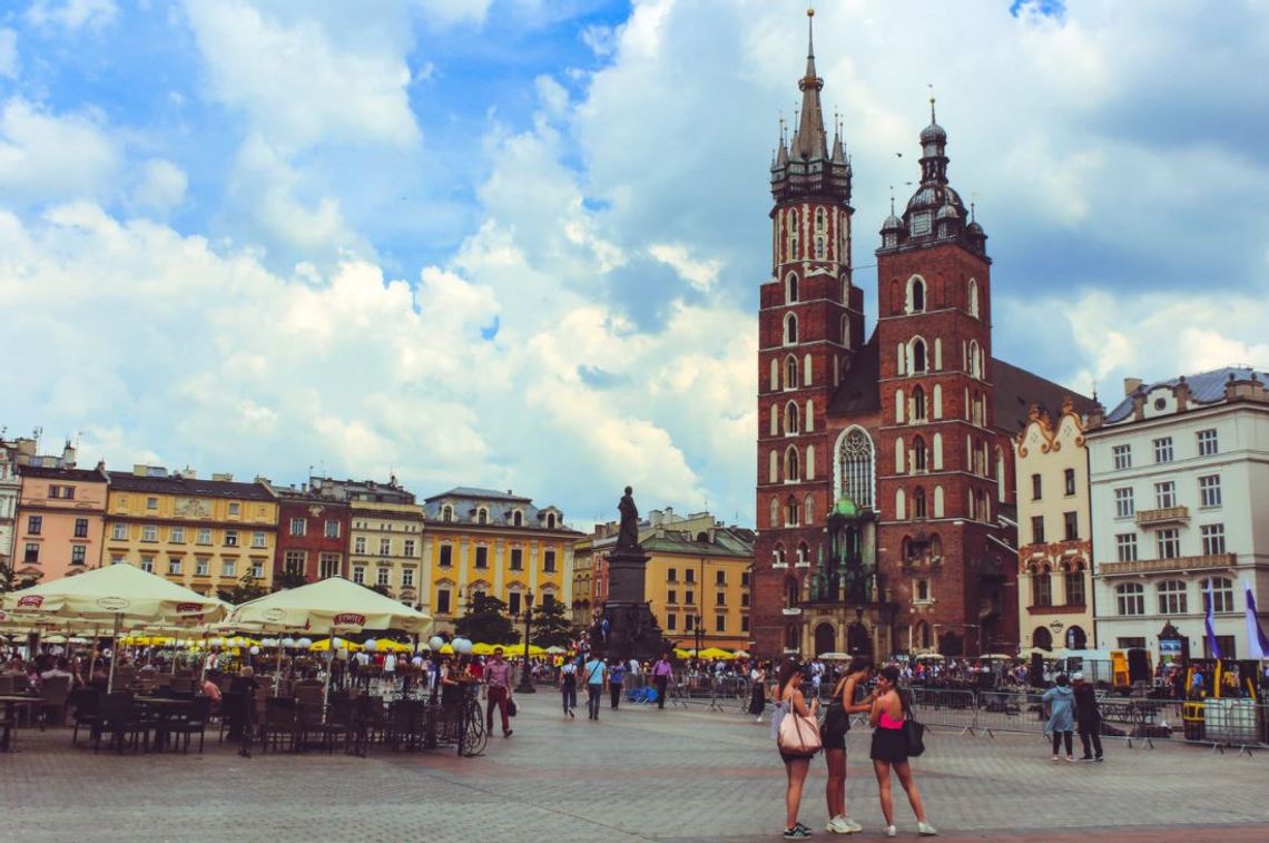 Na zdjęciu Rynek Główny w Krakowie z Kościołem Mariackim