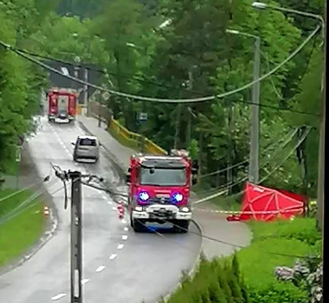 Śmierć motocyklisty w Nowym Targu. Tragedia na osiedlu Oleksówki Nowy targ, tragedia w nowym targu, śmiertelny wypadek w nowym targu, motocyklista nie żyje po wypadku w nowym targu, oleksówki, na sygnale, tragiczny wypadek