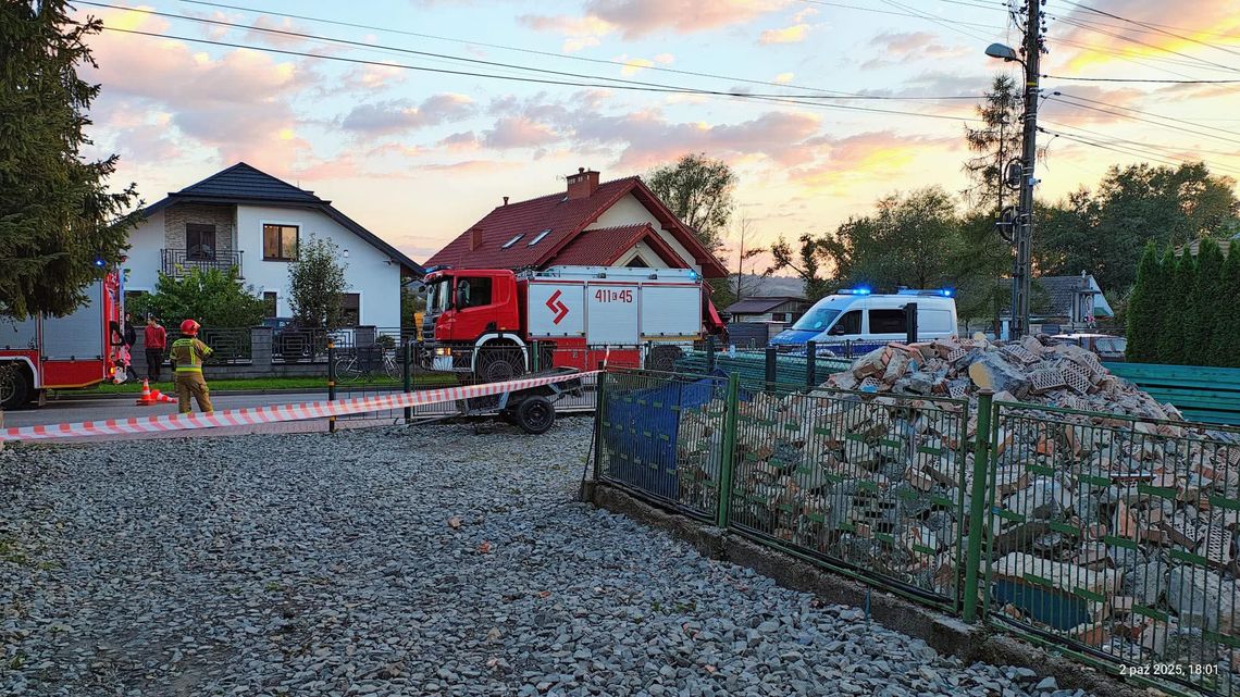 Jadowniki, tragedia podczas prac budowlanych, akcja ratunkowa, komin zawalił się na pracownika budowlanego, nie żyje mężczyzna