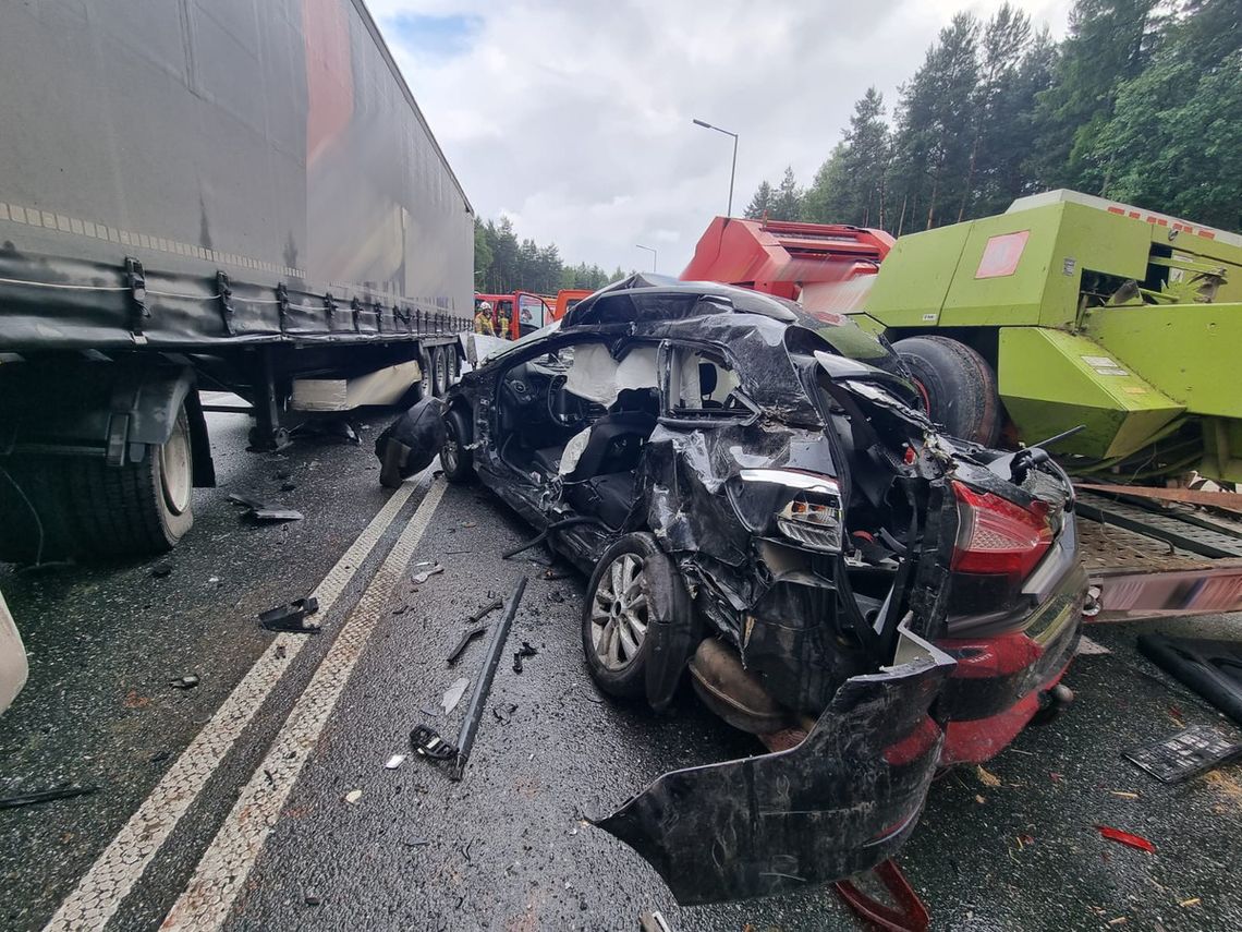 Na zdjęciu rozbity ford, którego kierowca zginął na miejscu