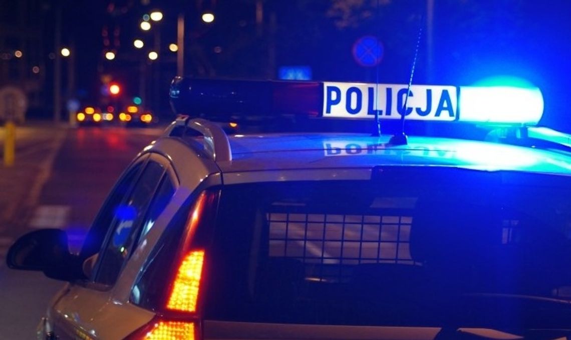 Na zdjęciu radiowóz Policji z włączonymi sygnałami świetlnymi