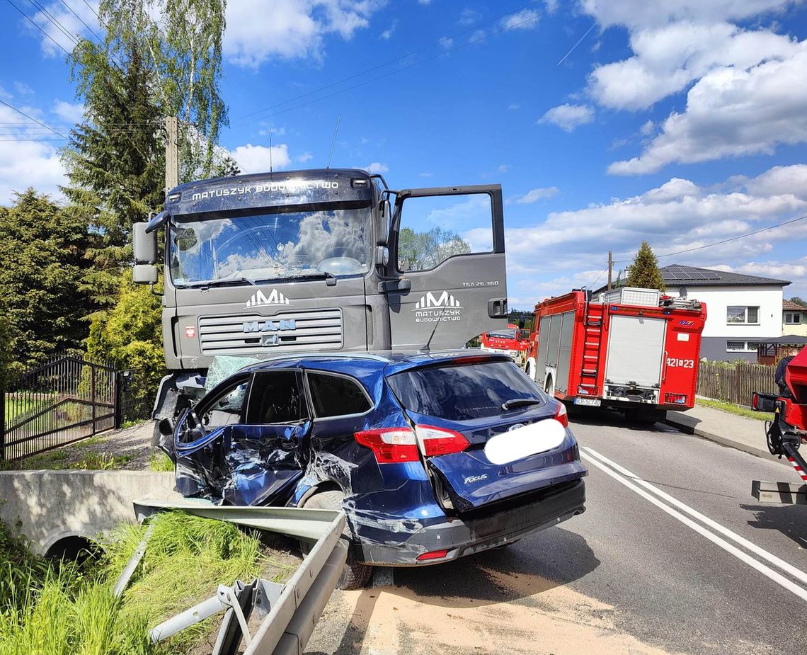 Śmiertelny wypadek w Jankowicach. Wjechał wprost pod ciężarówkę