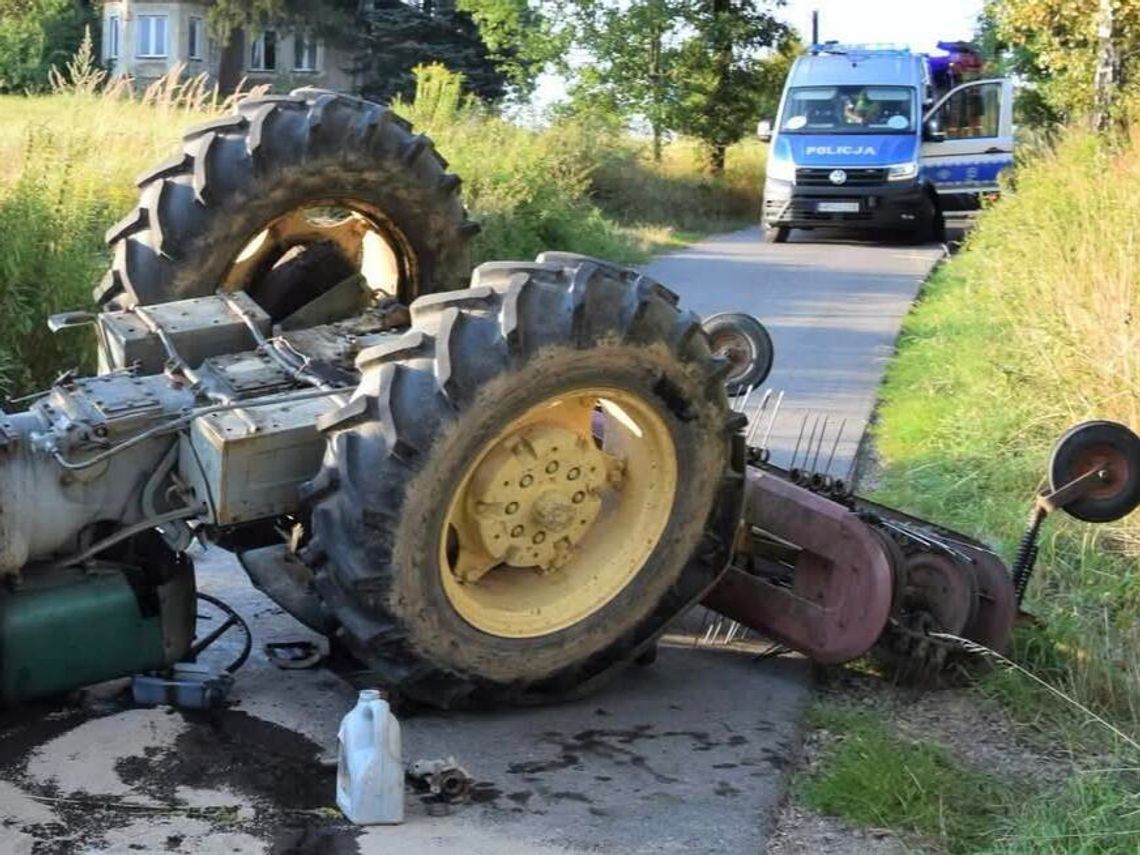 Śmiertelny wypadek w Podolanach. 64-letni mężczyzna przygnieciony przez traktor Śmiertelny wypadek w Podolanach. Traktor przygniótł 64-letniego mężczyznę