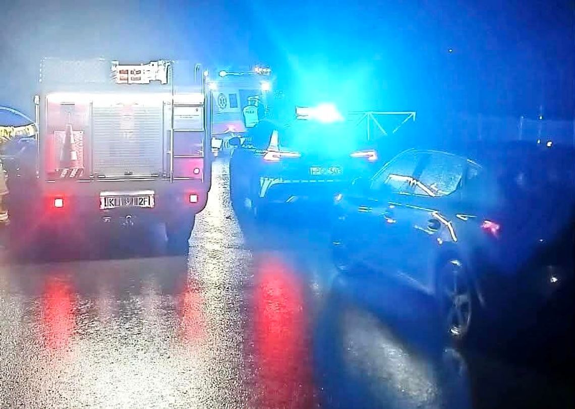 Śmiertelny wypadek w Starej Wsi. Samochód uderzył w drzewo Śmiertelny wypadek w Starej Wsi. Samochód uderzył w drzewo