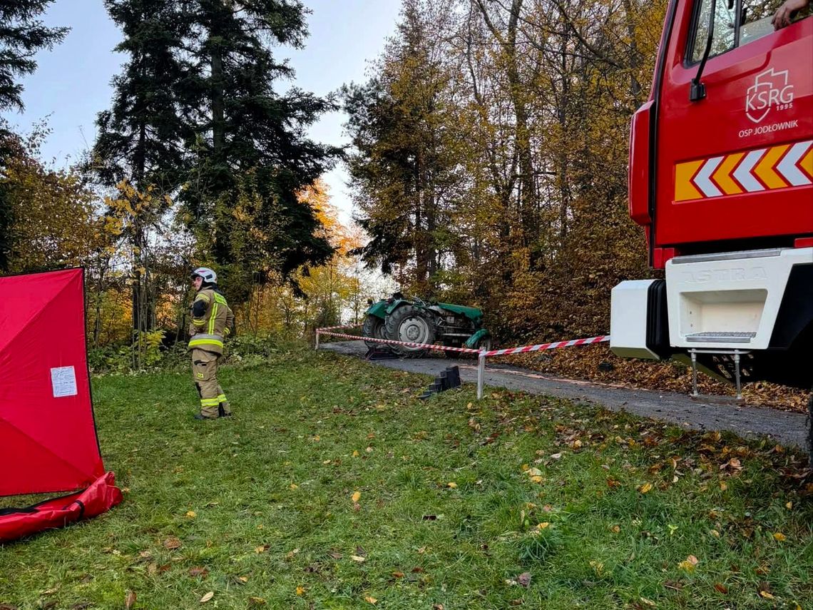 Śmiertelny wypadek w Wilkowisku. Ciągnik przygniótł 64-latka