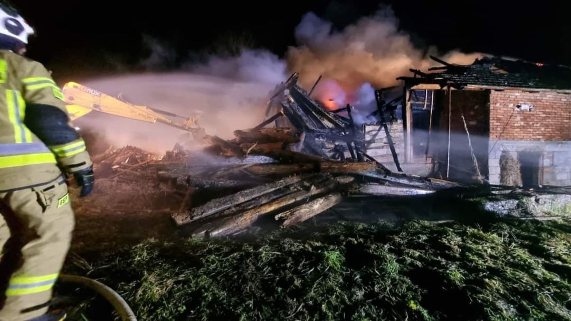 Spłonął dobytek życia. Pożar drewnianego domu pod Gorlicami (GALERIA)