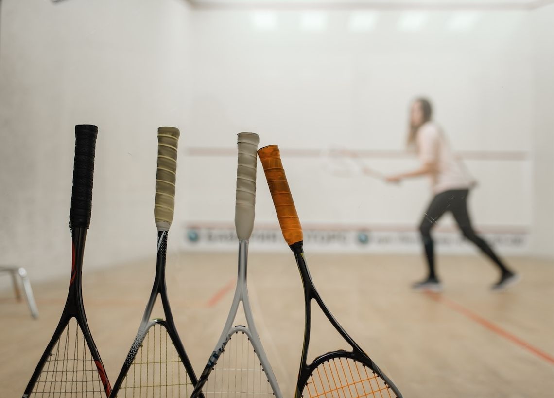 Na zdjęciu sprzęt do gry w squasha