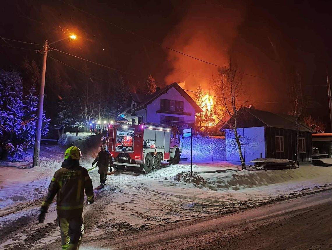 Pcim, pożar w Pcimiu, powiat myślenicki, akcja gaśnicza, pożar drewnianego domu, na sygnale, akcja ratunkowa