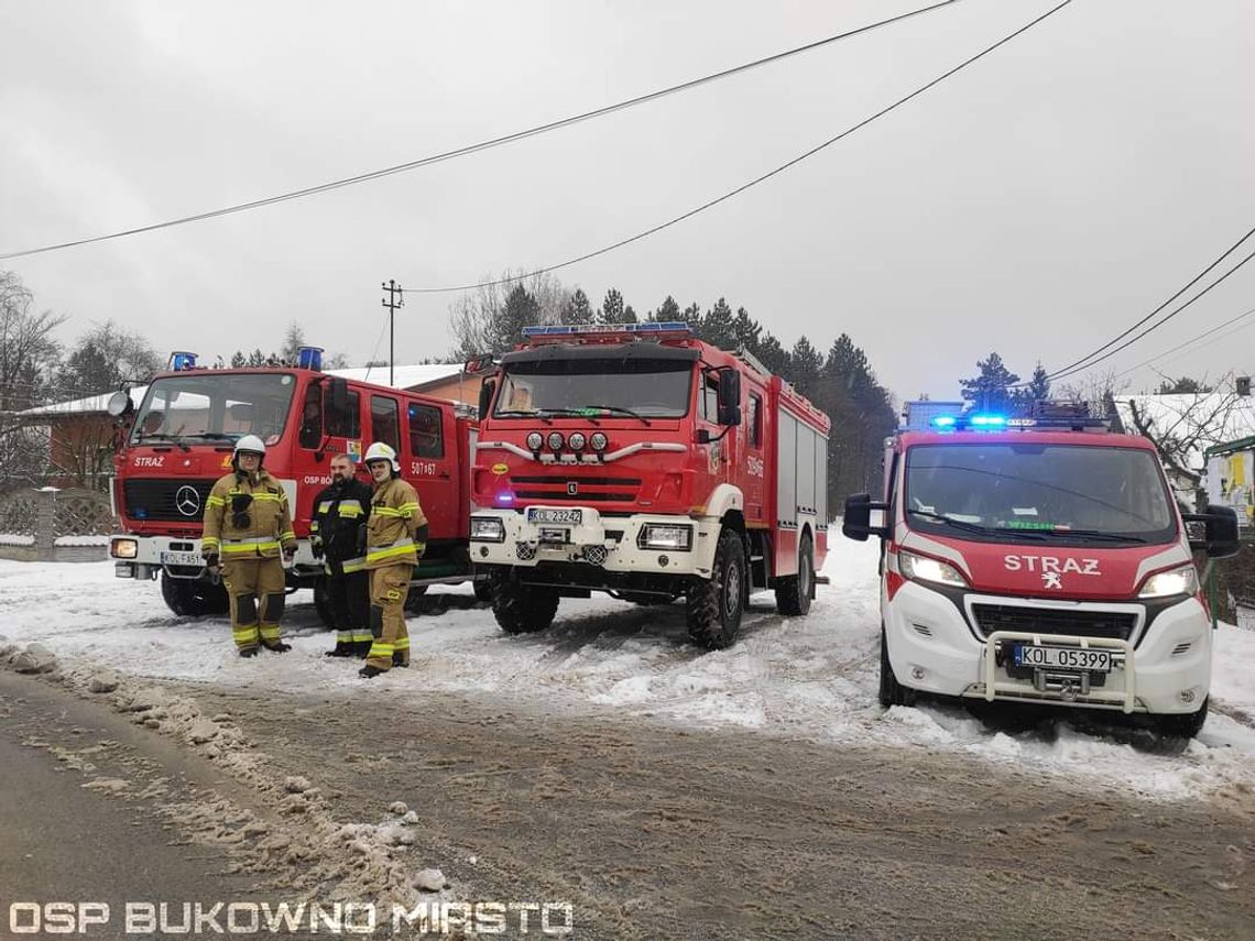 Na zdjęciu służby biorące udział w poszukiwaniach 86-latki na terenie Bukowna