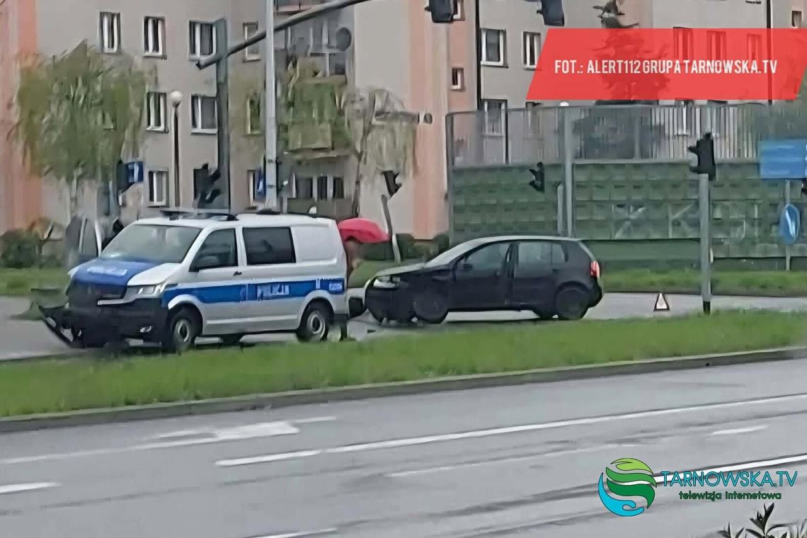 Wypadek w Tarnowie, Tarnów, radiowóz policji, zderzenie radiowozu z samochodem osobowym, na sygnale, wypadek drogowy, kolizja drogowa