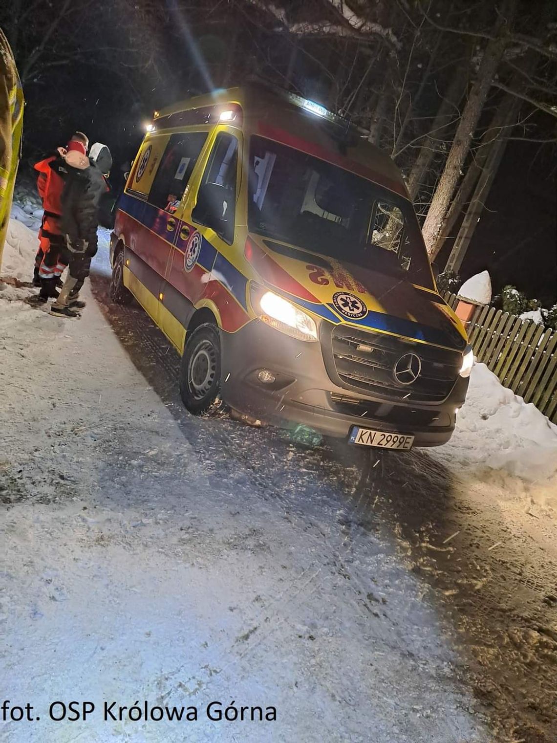 Strażacy pomagali przy transporcie chorego na Sądecczyźnie (ZDJĘCIA)