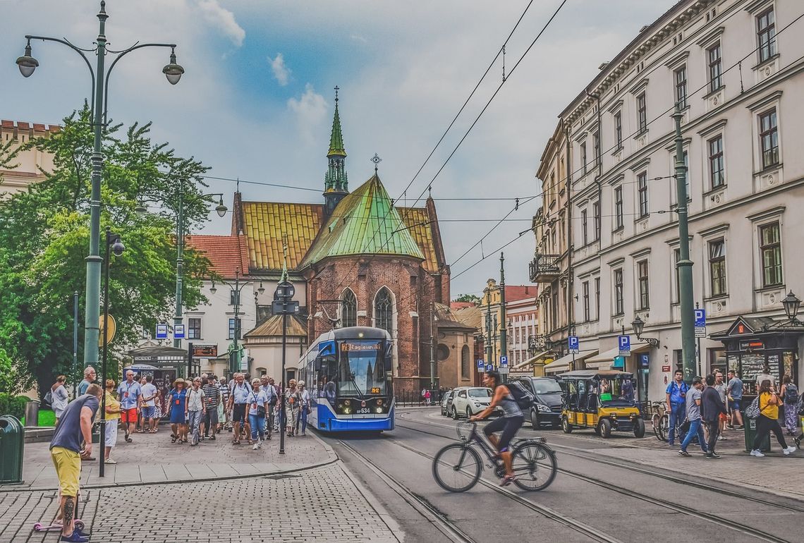 Na zdjęciu jedna z ulic w centrum Krakowa oraz tramwaj MPK