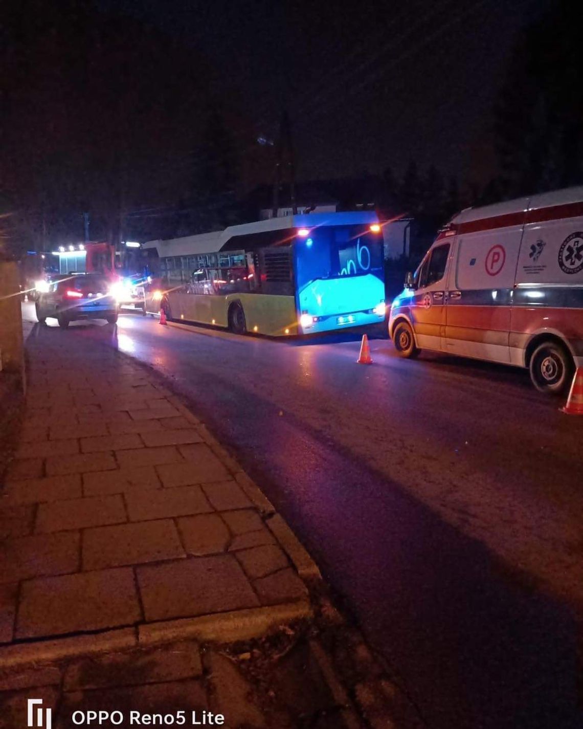 Na zdjęciu autobus MPK, którego pasażer był reanimowany na terenie miejscowości Strumiany