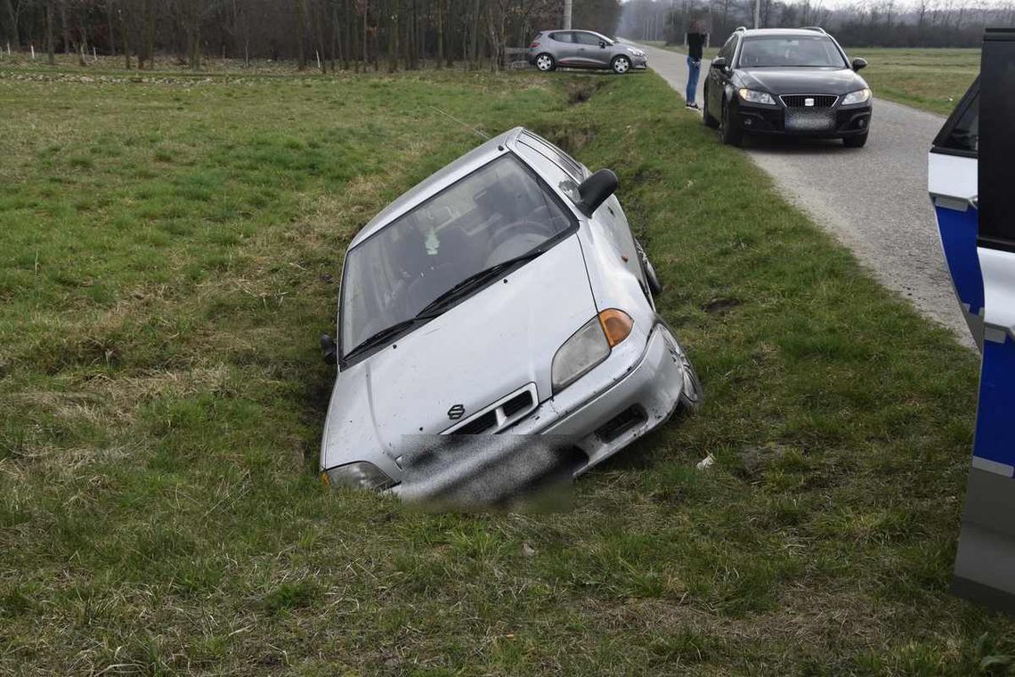 Na zdjęciu samochód osobowy, który wylądował w przydrożnym rowie