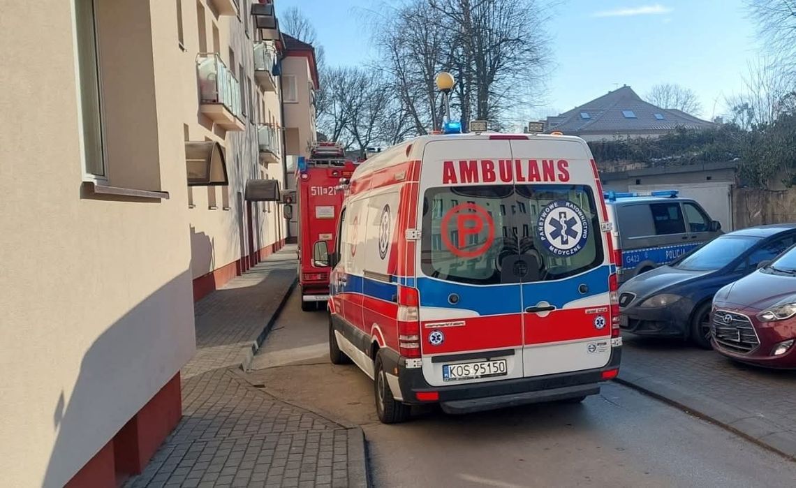 dziecko na parapecie Oświęcim, służby ratunkowe Oświęcim, interwencja policji Oświęcim, zagrożenie życia dziecka, zaniedbanie opieki nad dzieckiem