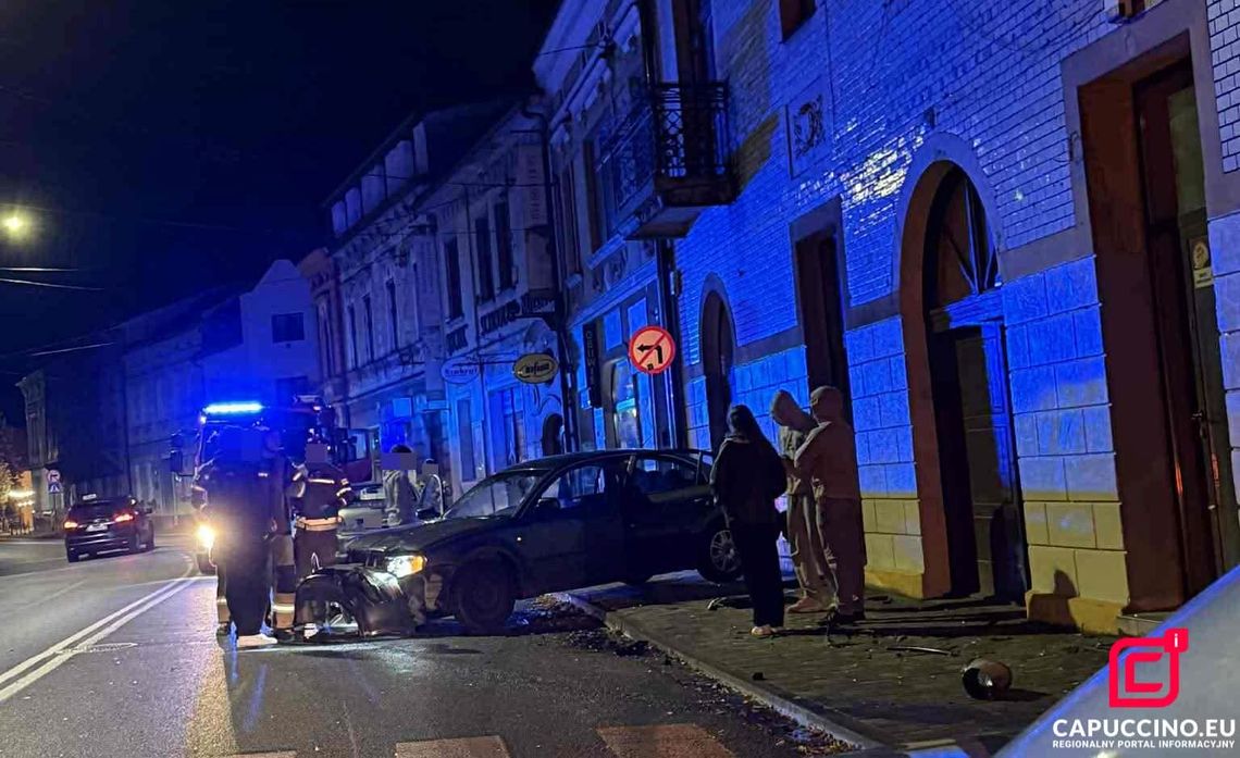 Szaleńcza jazda po Brzesku zakończona na elewacji budynku Brzesko, powiat brzeski, szaleńcza jazda po Brzesku, akcja ratunkowa, akcja policji, na sygnale
