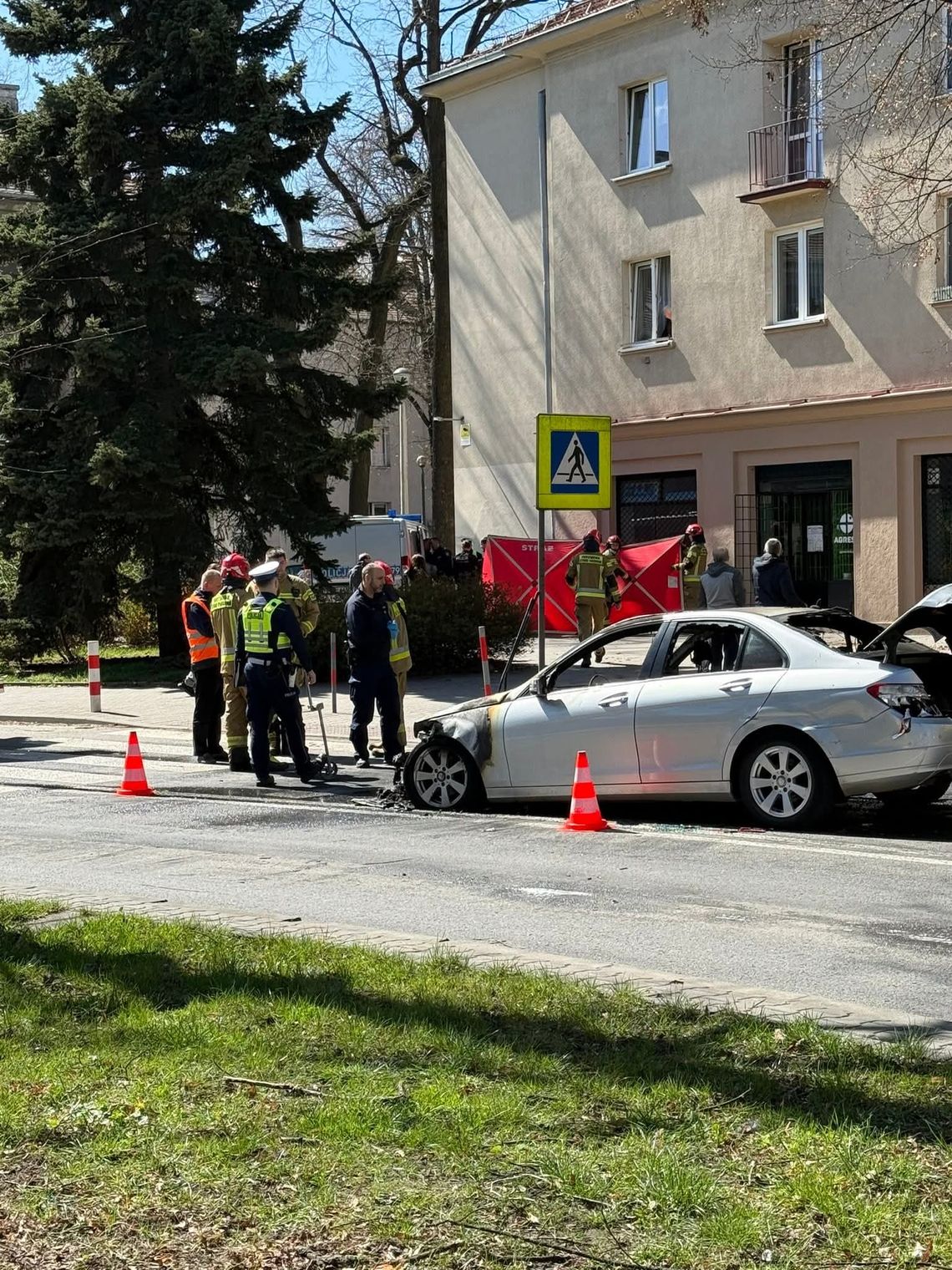 Nowa Huta, pościg w nowej hucie, samochód w płomieniach, zniszczone samochody, rajd przez nową hutę, Kraków, rozbite samochody