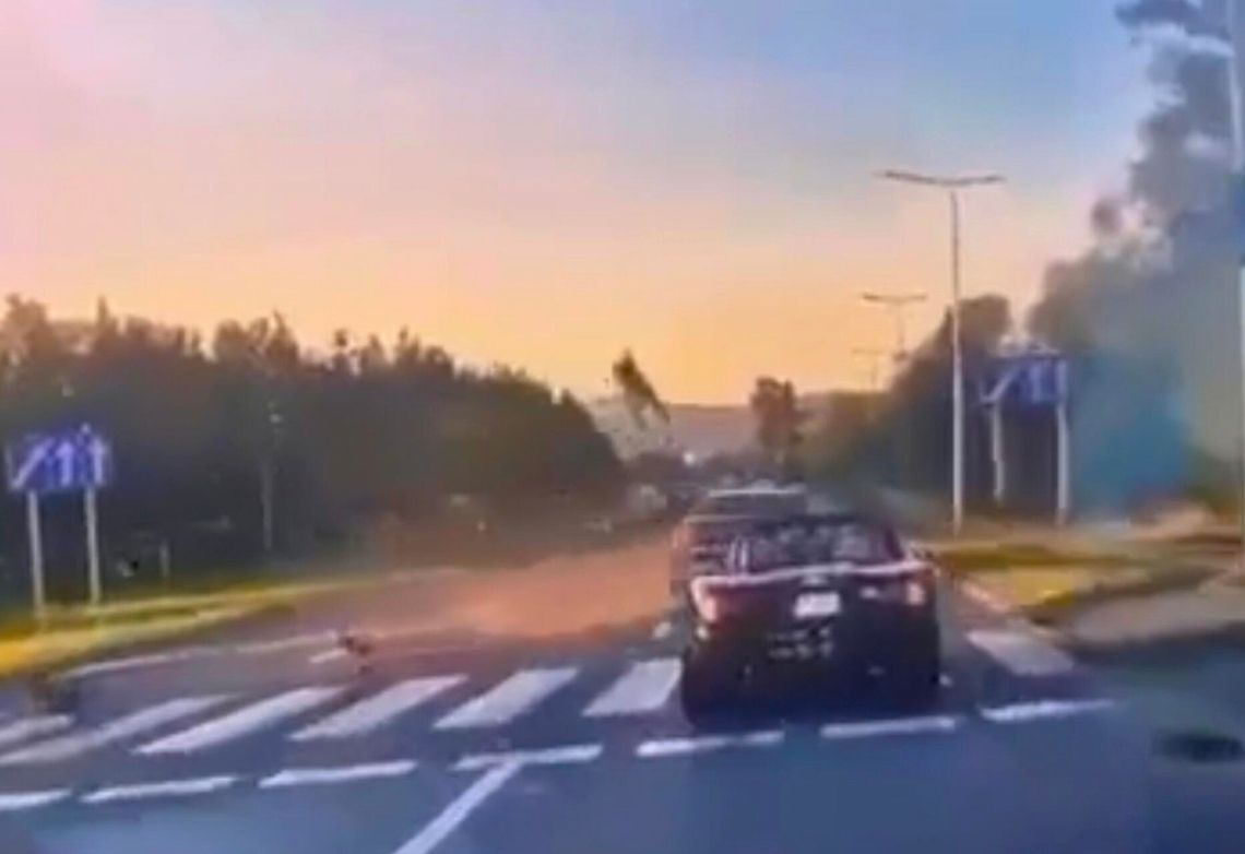 Szaleniec pędził Passatem i zabił pieszego na pasach w Nowym Sączu. Jest nagranie