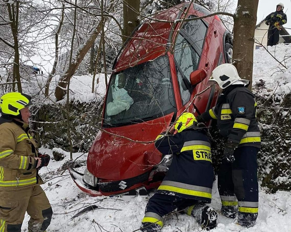 Szczawnica. Samochód osobowy wpadł w przepaść na ulicy Kunie (ZDJĘCIA)