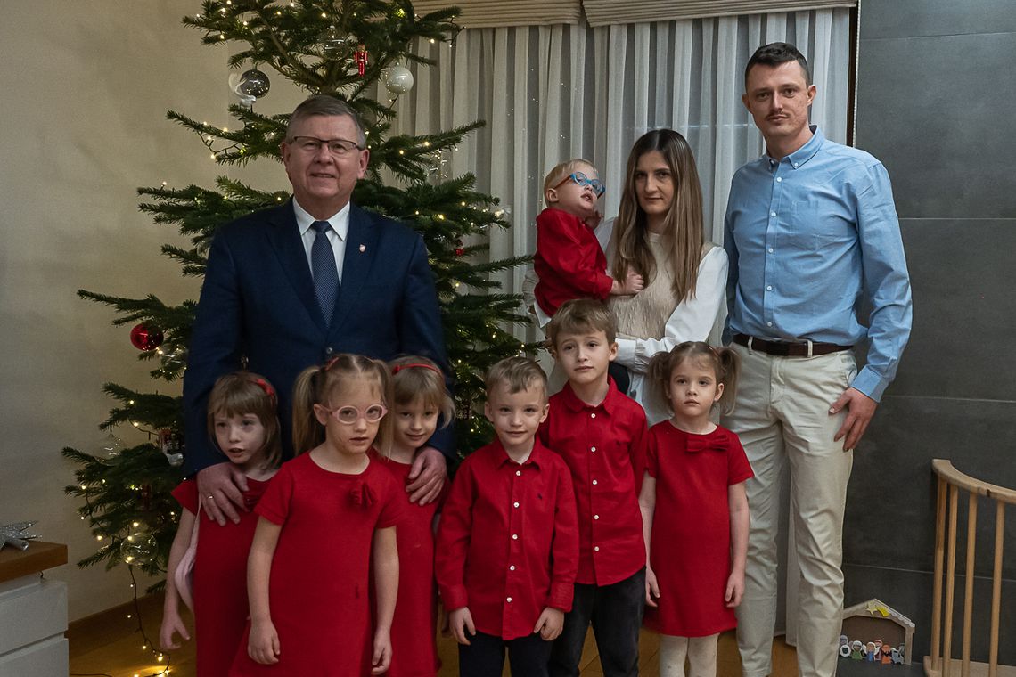 Na zdjęciu rodzina z Tylmanowej wraz z marszałkiem Witoldem Kozłowskim