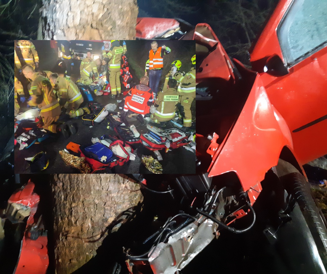 Na zdjęciu wrak samochodu oraz służby udzielające pomocy poszkodowanym wypadku w Kąśnej Górnej