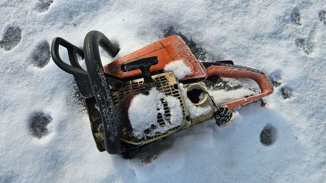 Szybka akcja policji w Jabłonce: 24-latek zatrzymany tuż po włamaniu do marketu i kradzieży kasetki