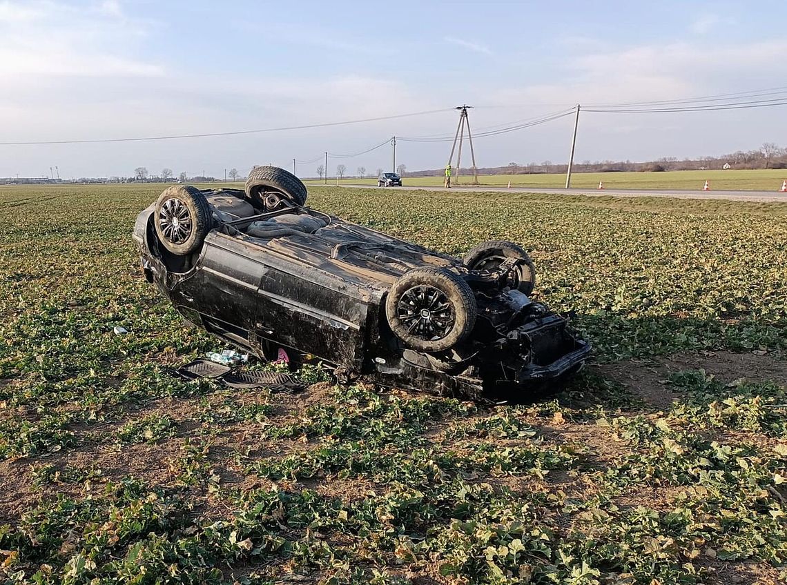 Nieciecza, powiat tarnowski, dachowanie samochodu, kierowca uciekł z miejsca zdarzenia, ucieczka kierowcy z miejsca wypadku