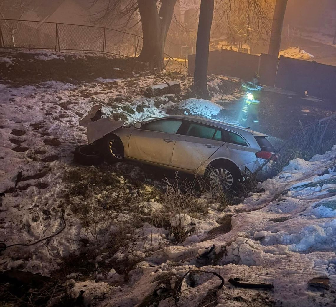 Skawina, wypadek drogowy, powiat krakowski, samochód uderzył w słup energetyczny, akcja ratunkowa, kierowca uciekł z miejsca zdarzenia