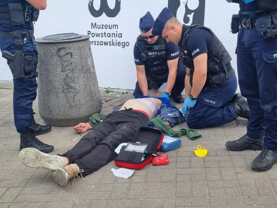 ratunek Warszawa policja, policjanci ratują życie, RKO Warszawa, ratunek w centrum Warszawy, wypadek metro Centrum