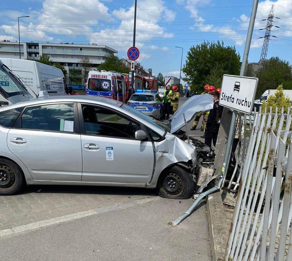 Taksówką w ogrodzenie na Alei 29 Listopada w Krakowie [ZDJĘCIA]