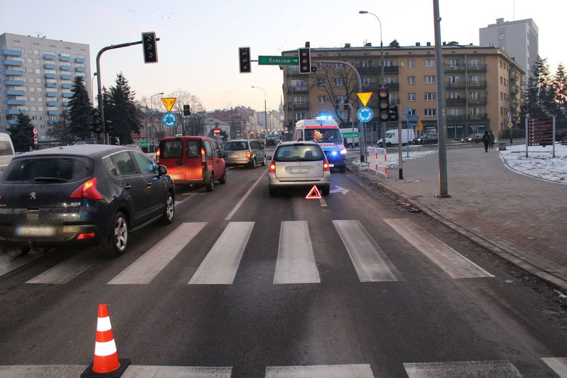 Tarnów. Kierowca potrącił pieszego na oznakowanym przejściu (ZDJĘCIA)