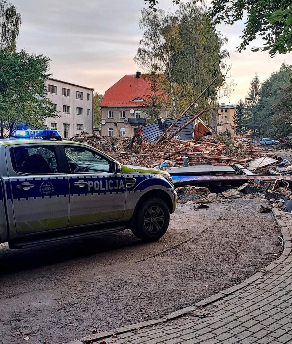 Tarnowscy policjanci niosą pomoc ofiarom powodzi