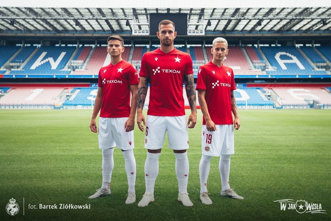 Na zdjęciu piłkarze Wisły Kraków podczas koszulkach z logiem nowego sponsora