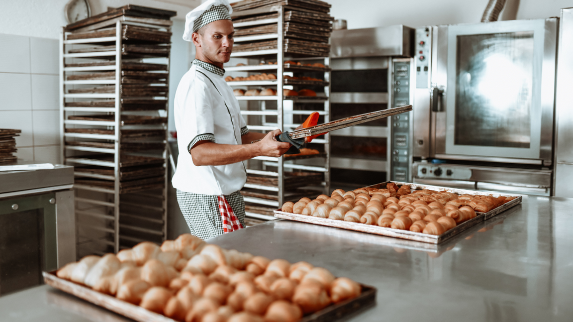 Tłusty czwartek. Jak się robi pączki za złotówkę? Ekspert tłumaczy