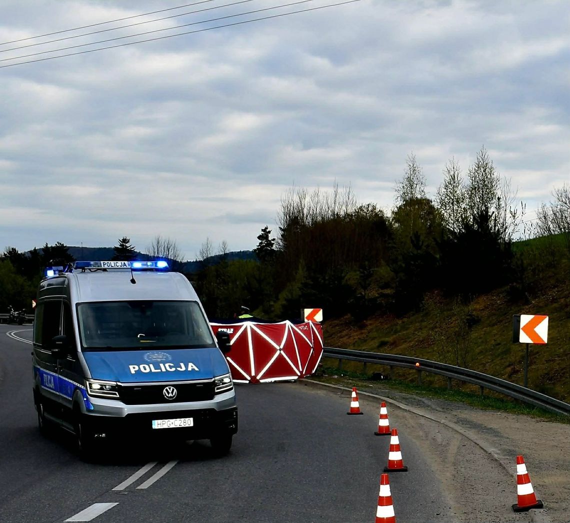 Tragedia na DW965 w Laskowej. Policja podaje wstępne okoliczności śmiertelnego wypadku Laskowa, tragedia w Laskowej, tragedia w powiecie limanowskim, śmiertelny wypadek motocyklisty, na sygnale, akcja ratunkowa, śmierć motocyklisty