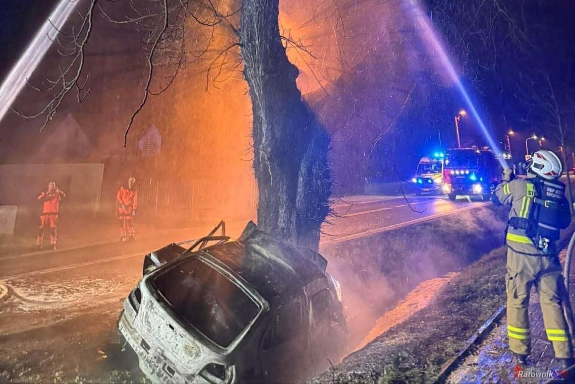 Tragedia na Księcia Józefa w Krakowie. Auto spłonęło po uderzeniu w drzewo Kraków, wypadek drogowy, śmiertelny wypadek w Krakowie, samochód stanął w płomieniach, akcja ratunkowa, ofiara śmiertelna wypadku w Krakowie