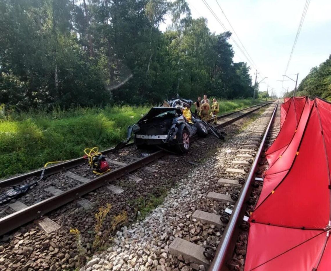 tragedia w Wielkopolsce, wypadek na przejeździe kolejowym, Wielkopolska, Borówiec, Dachowa, gmina Kórnik, powiat poznański, śmiertelny wypadek, cztery osoby nie żyją, zderzenie z pociągiem