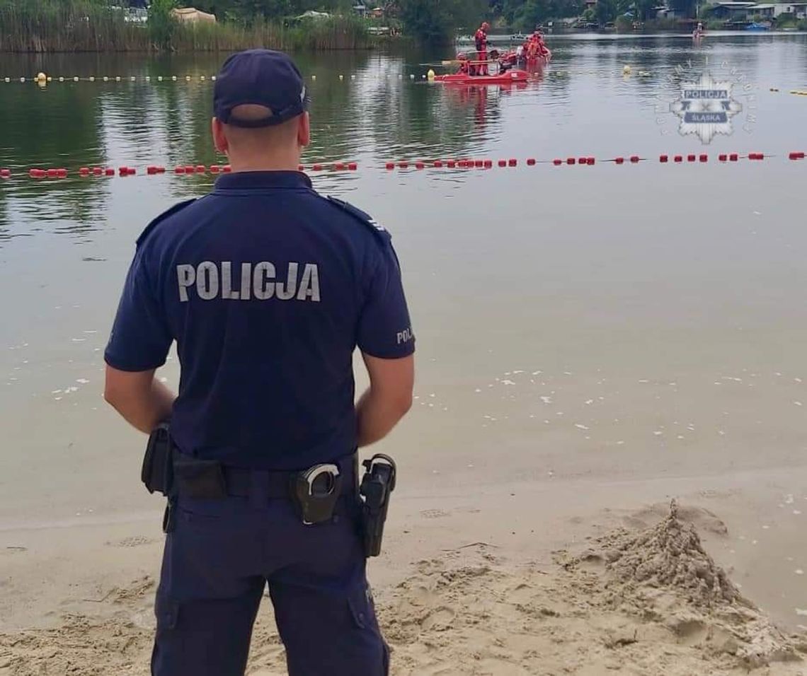 Na zdjęciu funkcjonariusz Policji na tle kąpieliska